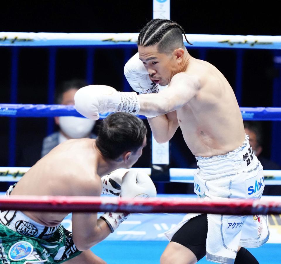 　１回、フランシスコ・ロドリゲス（左）にパンチを放つ井岡一翔（代表撮影）