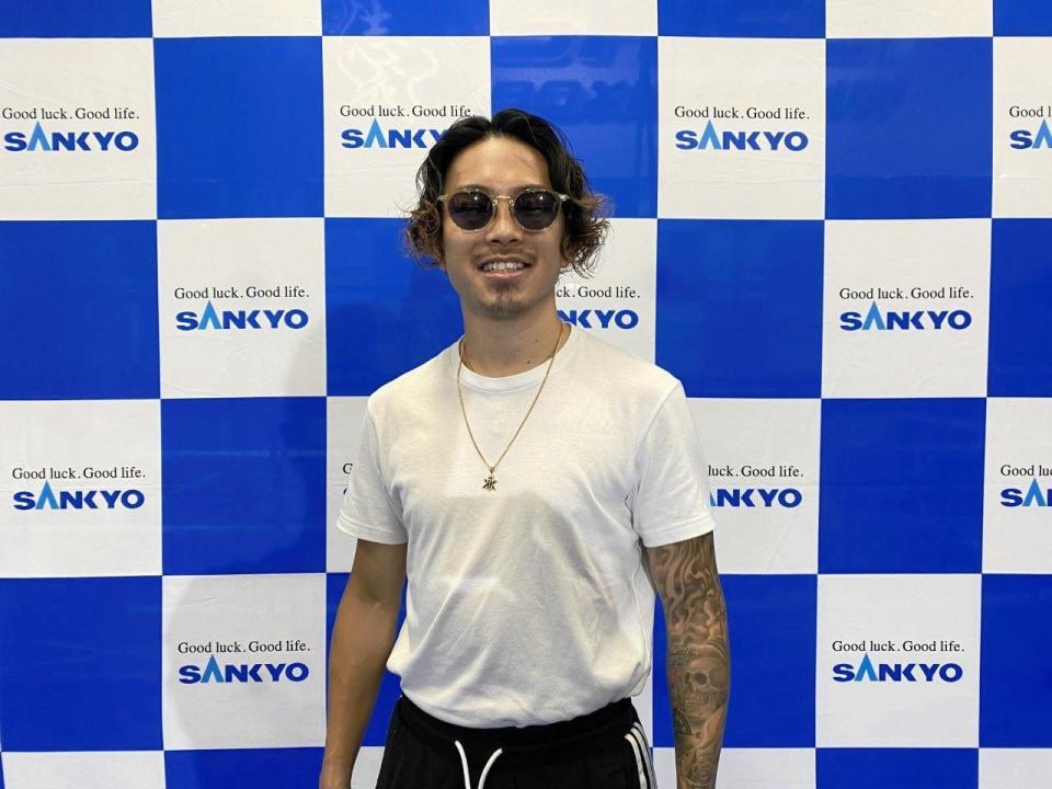 一夜明け会見で笑顔を見せる井岡一翔（志成ジム提供）