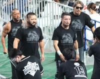 バレットクラブ入りしたＳＨＯ（右から二人目）左はＥＶＩＬ＝メットライフドーム