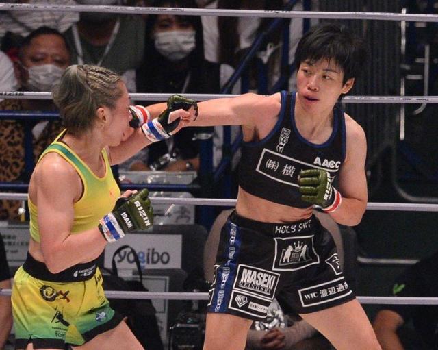 女王・浜崎朱加“鉄の親方”藤野恵実と血みどろ打撃戦勝利 涙こらえ