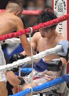 試合後、矢吹正道（左）からねぎらわれる寺地拳四朗（撮影・高部洋祐）