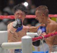 10回、矢吹正道（右）のパンチを顔面に受ける寺地拳四朗＝京都市体育館（撮影・高部洋祐）