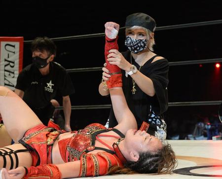 　優勝した朱里の腕をかかげるジュリア