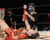 　優勝した朱里の腕をかかげるジュリア