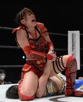 　渡辺桃（下）を攻める朱里