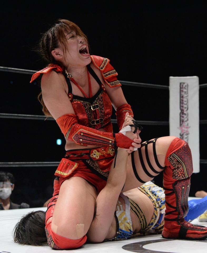 　渡辺桃（下）を攻める朱里