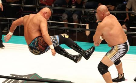 藤田和之（右）にドロップキックを見舞う武藤敬司＝後楽園ホール