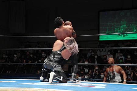 　ＥＶＩＬ（手前）が背後からタマ・トンガの金的を攻撃（新日本プロレス提供）