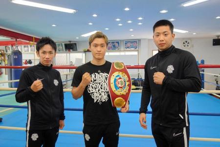 初防衛戦を発表した西田凌佑（中央）。左は武市晃輔マネジャー、右は国本陸＝六島ジム