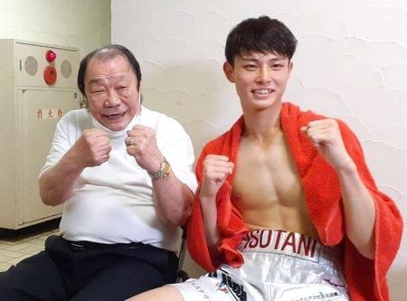 デビュー戦で勝利し、祖父の輪島功一氏（左）とファイティングポーズを決める磯谷大心
