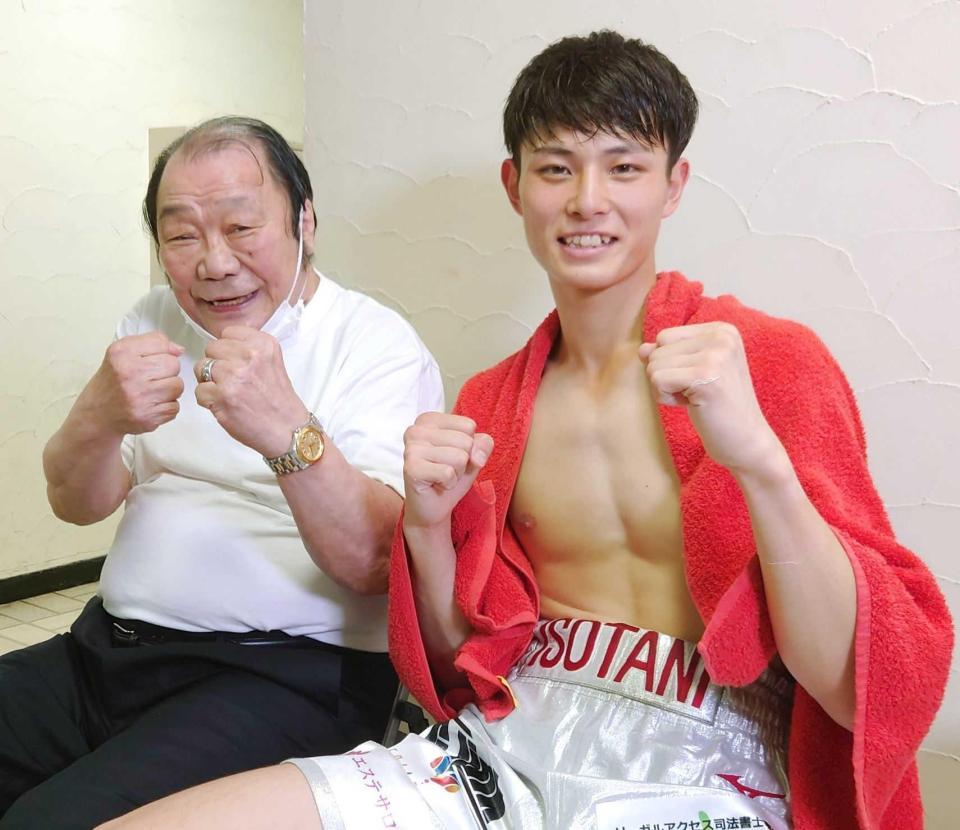 　デビュー戦で勝利し、祖父の輪島功一氏（左）とファイティングポーズを決める磯谷大心