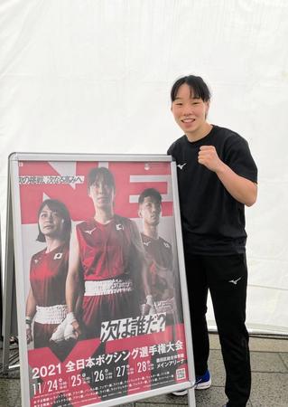 　東京五輪以来の実戦となる全日本選手権のポスターの横でポーズをとる入江聖奈