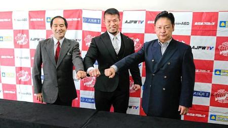 笑顔で拳を合わせる（左から）全日本プロレスの福田社長、ゼウス、十枝取締役