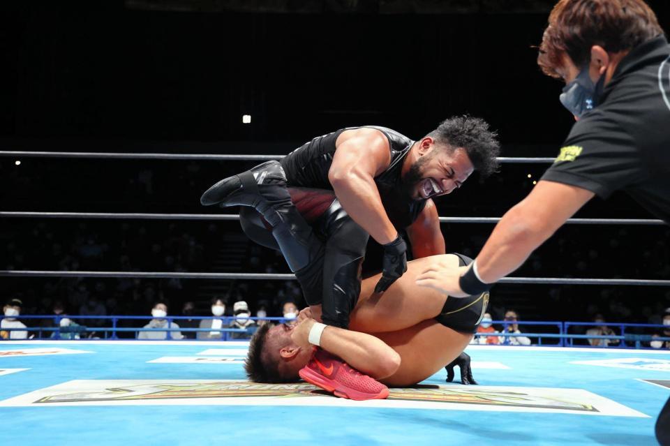 　タンガ・ロア（上）に丸め込まれるザック・セイバーJr.＝横浜武道館（新日本プロレス提供）