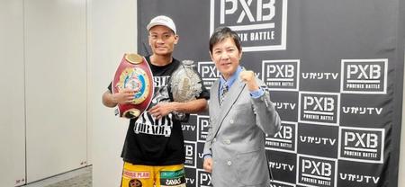 　タレントの関根勤（右）に祝福された平岡アンディ