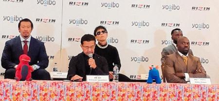 対戦が決まったボビー・オロゴン（前列右）と北村克哉（後列左）＝東京都目黒区のホテル雅叙園東京