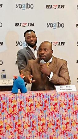 安田大サーカスの団長安田の追及に反論するボビー・オロゴン＝東京都目黒区のホテル雅叙園東京