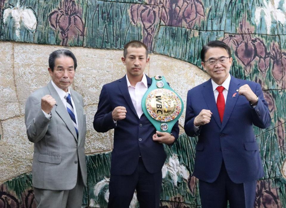 　愛知県の大村秀章知事（右）を表敬訪問した緑ジムの矢吹正道（中）と松尾敏郎会長