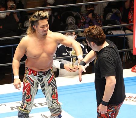 試合に勝利した棚橋弘至（左）と矢野通組＝後楽園ホール