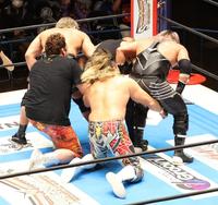 高橋裕二郎（左奥）とＥＶＩＬ（右奥）に金的攻撃をする矢野通（左）と棚橋弘至＝後楽園ホール