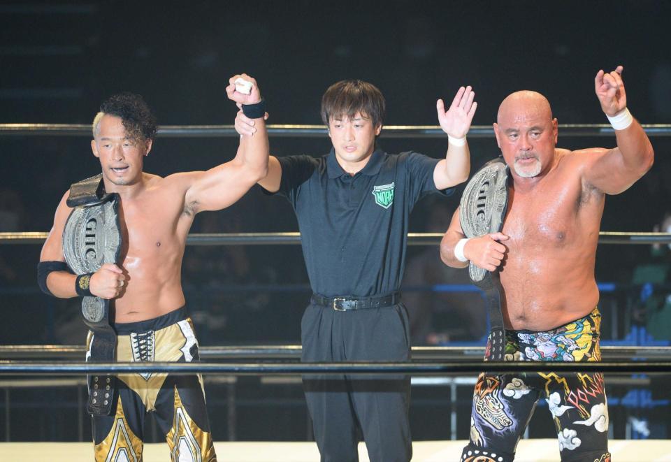 　ベルトを奪取した丸藤（左）と武藤