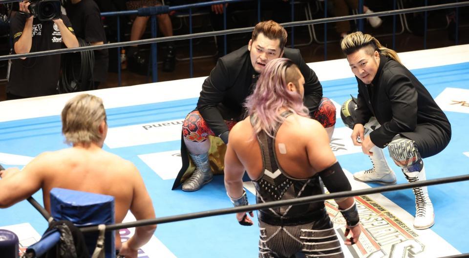 ヤンキー座りをする棚橋弘至（右奥）と矢野通（左奥）＝後楽園ホール