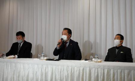 会見する（左から）寺地会長、山下会長、松尾会長