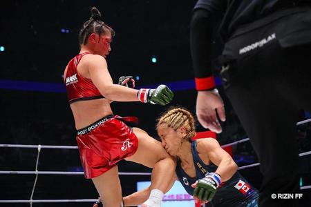 　山本美憂（右）の顔面にヒザ蹴りを放つＲＥＮＡ＝沖縄アリーナ（ＲＩＺＩＮ　ＦＦ提供）