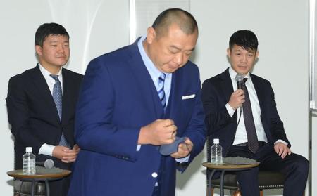 　３１５０（サイコー）ファイトについて語る亀田興毅会長。左は大毅副会長、中央はＴＫＯ木下（撮影・堀内翔）