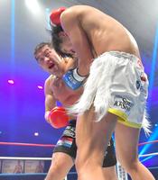 　３回、ＲＵＩ（右）を攻める石井慧＝エディオンアリーナ大阪（撮影・吉澤敬太）