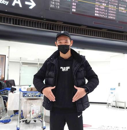 　成田空港に帰国し「エア」でベルト奪取のポーズを取る尾川