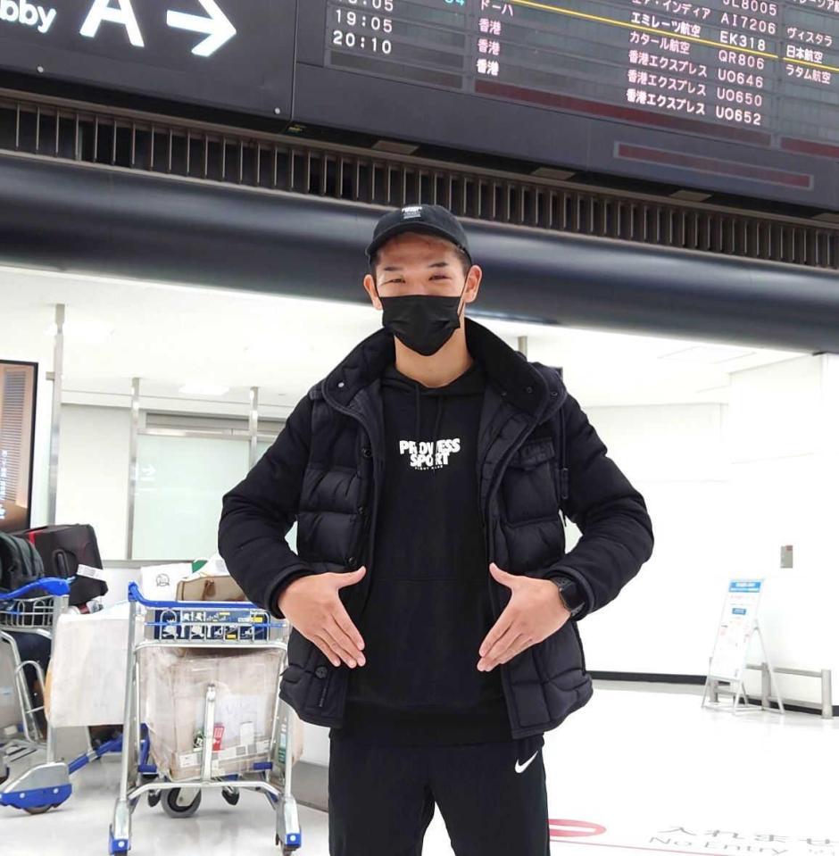 　成田空港に帰国し「エア」でベルト奪取のポーズを取る尾川