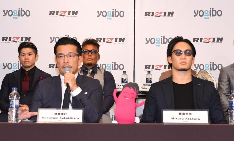 会見に臨むＲＩＺＩＮ　ＣＥＯの榊原信行氏（左）と朝倉未来（右）ら選手たち＝ホテル雅叙園東京（撮影・開出牧）