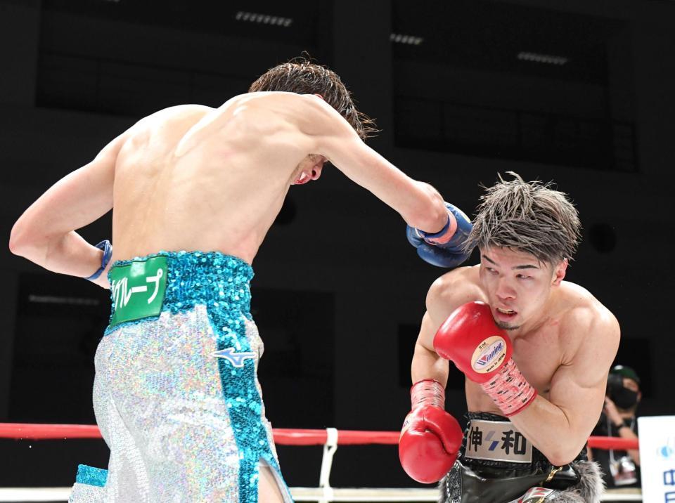 　１０回、石田匠のパンチをかわす田中恒成（撮影・北村雅宏）