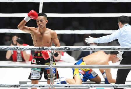 　１回　勝利してガッツポーズをする武居由樹。後方は今村和寛＝東京・両国国技館（撮影・堀内翔）