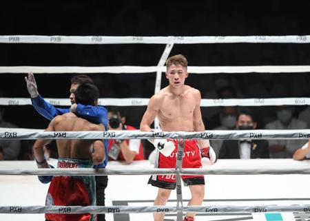 　８回　ＴＫＯでアラン・ディパエン（手前左）に勝利した井上尚弥＝東京・両国国技館（撮影・堀内翔）