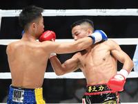 　１回　武居由樹がアッパーで今村和寛（左）からダウンを奪う＝東京・両国国技館（撮影・堀内翔）