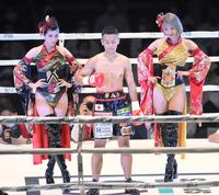 　ラウンドガールとポーズを決める武居由樹（中央）＝東京・両国国技館（撮影・堀内翔）