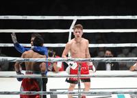 　８回　ＴＫＯでアラン・ディパエン（手前左）に勝利した井上尚弥＝東京・両国国技館（撮影・堀内翔）