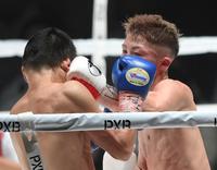 　８回　アラン・ディパエン（左）から１度目のダウンを奪う井上尚弥＝東京・両国国技館（撮影・堀内翔）