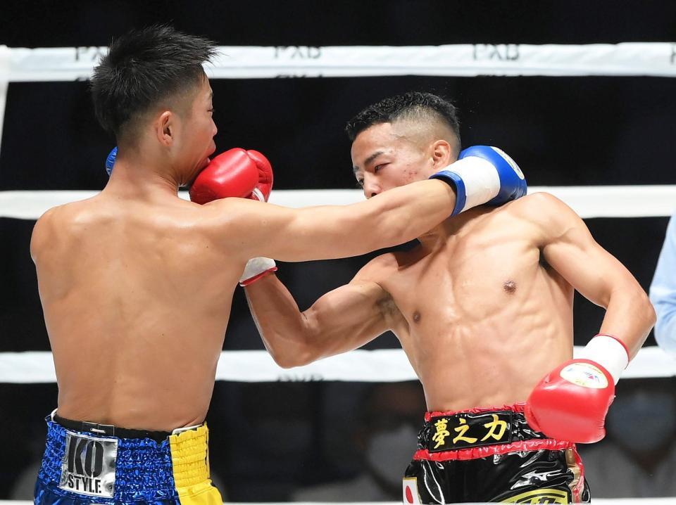 　１回　武居由樹がアッパーで今村和寛（左）からダウンを奪う＝東京・両国国技館（撮影・堀内翔）