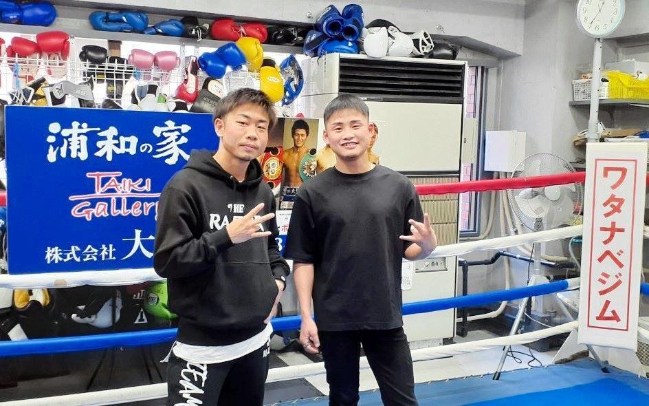 笑顔でポーズを決める谷口将隆（左）と京口紘人＝東京都品川区のワタナベジム