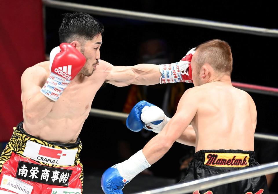 　１回、左ストレートを決める宮崎亮（撮影・飯室逸平）