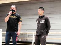 現役復帰をファンに宣言した元世界王者の山中竜也（右）と真正ジムの山下正人会長＝エディオンアリーナ大阪第２競技場