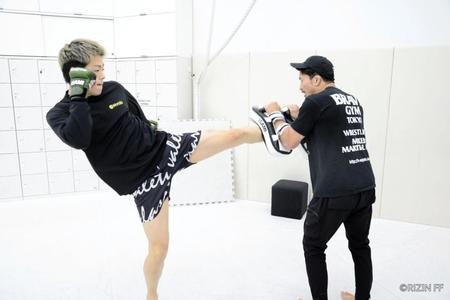 デビュー戦に向けて練習を公開した三浦孝太（ＲＩＺＩＮ提供）