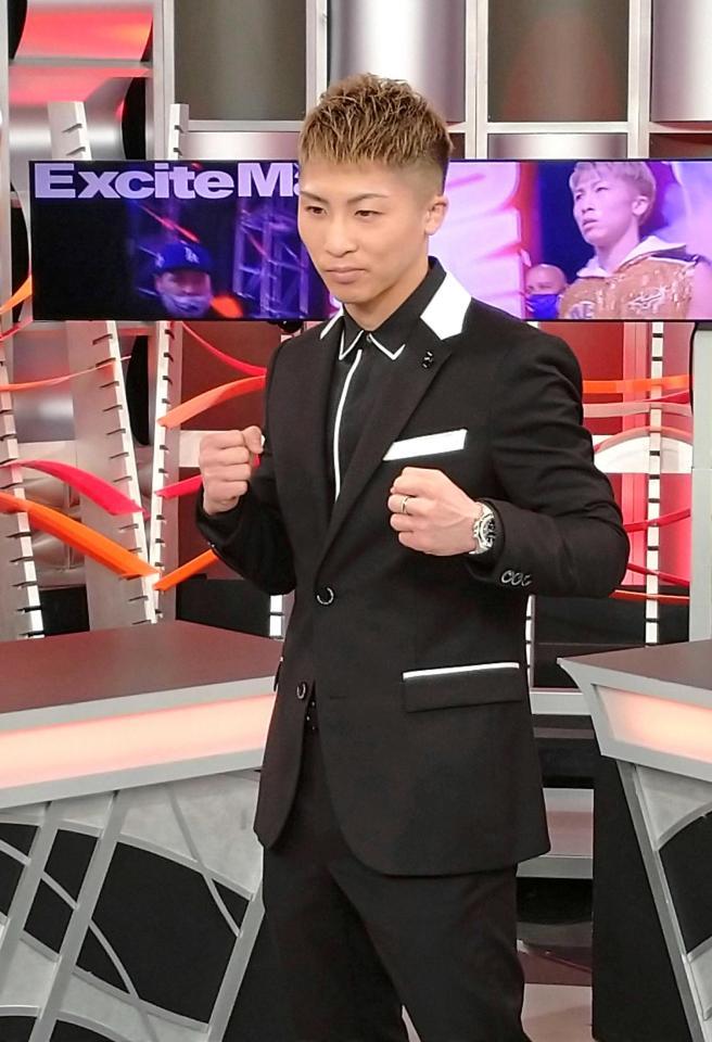 　写真撮影に応じる井上尚弥