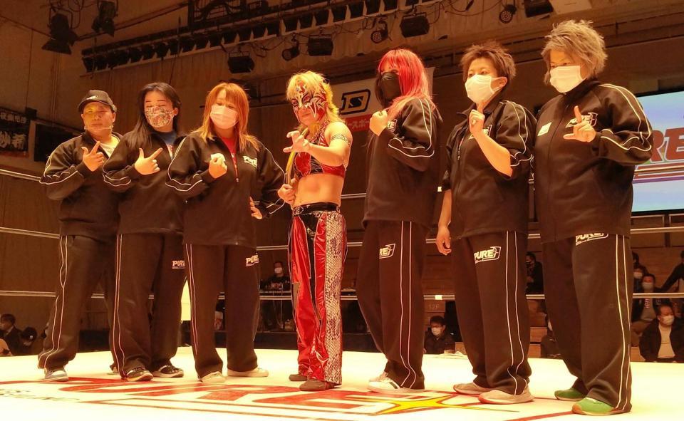 Ｖ５防衛を飾ったＬｅｏｎ（中央）は、ＰＵＲＥ-Ｊ戦士と来年の飛躍を誓った