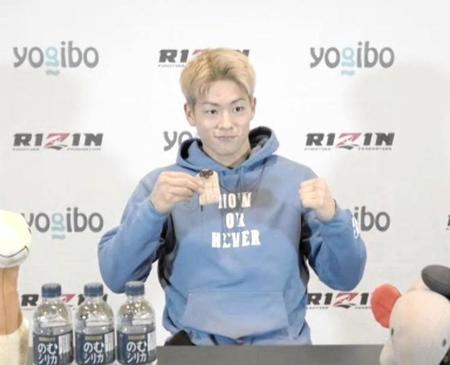 　「寅さんお守り」を首から下げ、オンライン取材に応じた三浦孝太