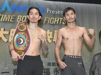 計量をパスしポーズをきめる井岡一翔（左）と福永亮次（撮影・金田祐二）