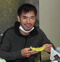計量を終えメロンを笑顔で食べる福永亮次（撮影・金田祐二）